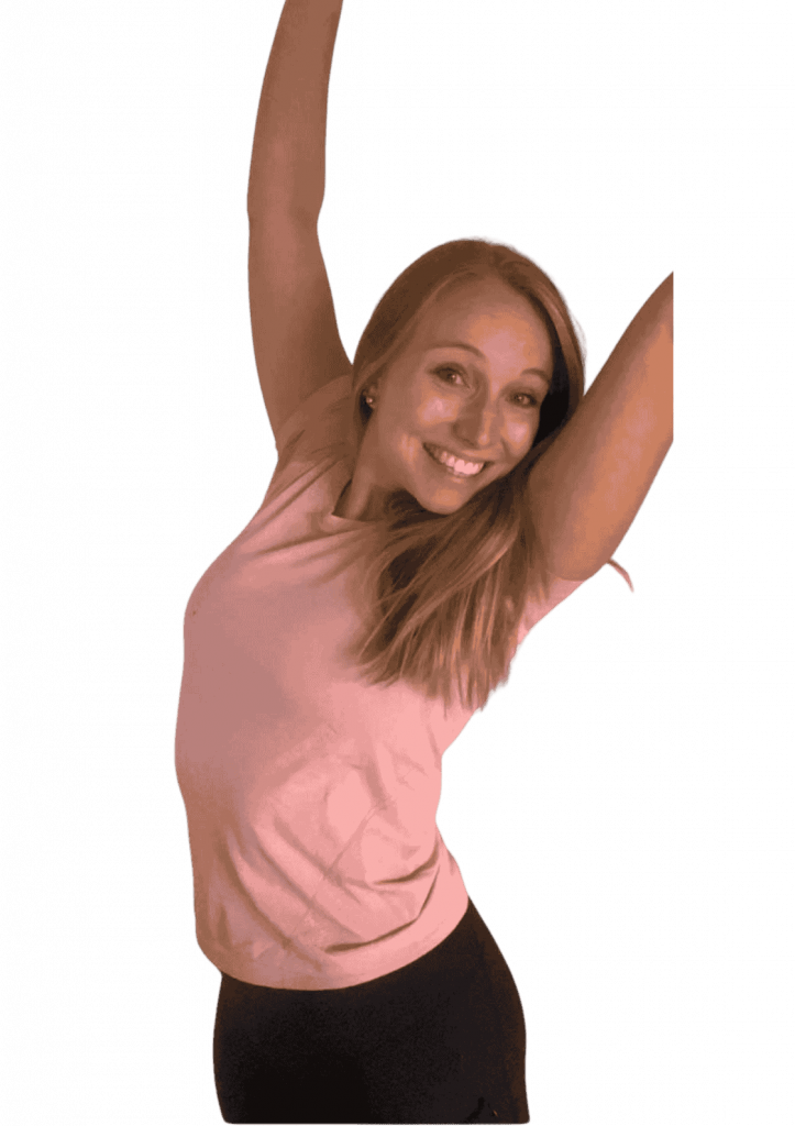 Blonde Frau in rosa Tshirt und schwarzer Leggings hat die Arme hochgerissenen und lacht