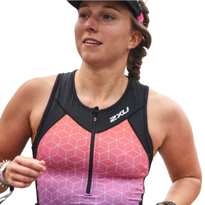 Blonde Frau in im Triathlonanzug mit konzentriertem, entspanntem Blick seitlich nach vorne beim Laufen