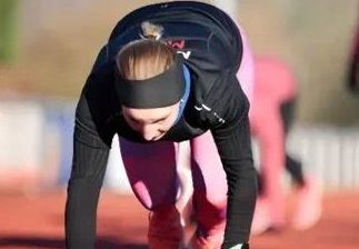 Frau in Startposition für einen Sprint